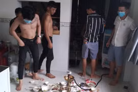 Nhóm người tụ tập ăn nhậu. (Nguồn: Công an cung cấp)