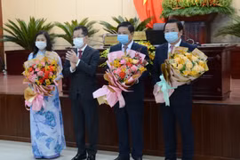 Bí thư Thành ủy Đà Nẵng Nguyễn Văn Quảng (thứ 2 từ trái sang) tặng hoa cho Chủ tịch, các Phó Chủ tịch HĐND thành phố Đà Nẵng khóa X. (Ảnh: Quốc Dũng/TTXVN)