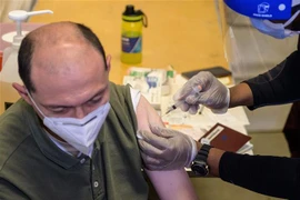Tiêm vaccine ngừa COVID-19 cho người dân tại New York, Mỹ. (Ảnh: AFP/TTXVN)