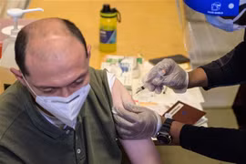 Tiêm vaccine ngừa COVID-19 cho người dân tại New York, Mỹ. (Ảnh: AFP/TTXVN)