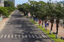 Các tuyến đường tại thành phố Đà Nẵng thưa vắng người đi lại. (Ảnh: Trần Lê Lâm/TTXVN)