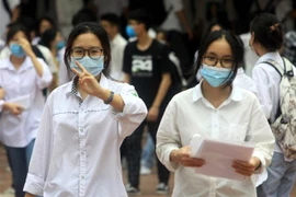 Thí sinh tại điểm thi trường Trung học phổ thông Nguyễn Đức Cảnh, thành phố Thái Bình sau khi hoàn thành môn thi Ngữ văn. (Ảnh: Thế Duyệt/TTXVN)