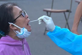 Lấy mẫu xét nghiệm cho người dân ở Khánh Hòa. (Nguồn: TTXVN)