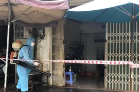 Lực lượng chức năng tỉnh Gia Lai tiến hành phun khử khuẩn các điểm liên quan đến các trường hợp dương tính với SARS-CoV-2. (Ảnh: Quang Thái/TTXVN)