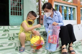 Trao quà Trung Thu cho thiếu nhi khó khăn tại huyện Bình Chánh, Thành phố Hồ Chí Minh. (Ảnh: Hồng Giang/TTXVN)