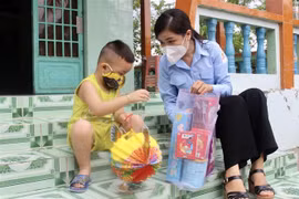 Trao quà Trung Thu cho thiếu nhi khó khăn tại huyện Bình Chánh, Thành phố Hồ Chí Minh. (Ảnh: Hồng Giang/TTXVN)