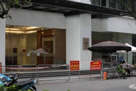 Tòa nhà Park 7, khu đô thị Times City đang được phong tỏa tạm thời để truy vết người liên quan đến ca dương tính SARS-CoV-2. (Ảnh: Thanh Tùng/TTXVN)