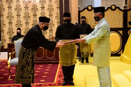 Ông Ismail Sabri Yaakob (trái) trong lễ tuyên thệ nhậm chức Thủ tướng Malaysia trước sự chứng kiến của Quốc vương Sultan Abdullah Sultan Ahmad Shah (phải) tại Hoàng cung ở Kuala Lumpur ngày 21/8/2021. (Ảnh: AFP/TTXVN)