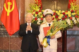 Tổng Bí thư, Chủ tịch nước Nguyễn Phú Trọng, Bí thư Quân ủy Trung ương trao Quyết định thăng cấp bậc hàm từ Trung tướng lên Thượng tướng đối với ông Nguyễn Văn Sơn. (Ảnh: Trí Dũng/TTXVN)