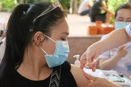 Tiêm vaccine cho người dân ở Quảng Ninh. (Ảnh: Thanh Vân/TTXVN)