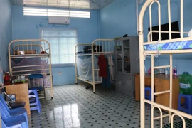 Bên trong một phòng lưu trú đảm bảo về điều kiện giãn cách tại nhà máy sản xuất gạch men trên địa bàn huyện Tam Nông, Đồng Tháp. (Ảnh: Chương Đài/TTXVN)