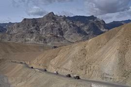 Đoàn xe quân sự của Ấn Độ di chuyển dọc cao tốc Srinagar-Leh, biên giới giữa Ấn Độ và Trung Quốc ngày 29/6/2020. (Ảnh: AFP/TTXVN)