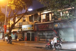 Các quán bar, karaoke trên đường Huỳnh Thúc Kháng (quận 1, Thành phố Hồ Chí Minh) tạm dừng hoạt động. (Ảnh: Thu Hương/TTXVN)