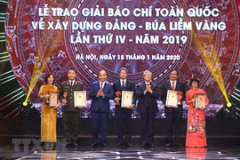 Thủ tướng Nguyễn Xuân Phúc và ông Trần Quốc Vượng, Ủy viên Bộ Chính trị, Thường trực Ban Bí thư trao giải A cho tác giả và nhóm tác giả đoạt giải Búa liềm vàng lần thứ IV-năm 2019. (Ảnh: Minh Quyết/TTXVN)