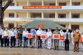 Lãnh đạo tỉnh Hòa Bình tặng quà cho lực lượng thực binh triển khai thực hiện bệnh viện dã chiến. (Nguồn: Báo Hòa Bình)