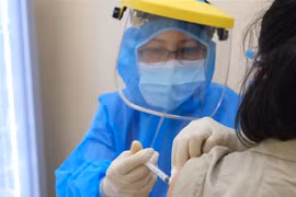 Bác sỹ Bệnh viện Hùng Vương Thành phố Hồ Chí Minh tiêm vaccine phòng COVID-19 cho thai phụ. (Ảnh: TTXVN phát)