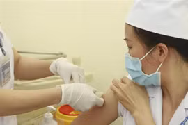 Tiêm vaccine ngừa COVID-19. (Ảnh: Hoàng Hùng/TTXVN)