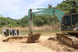Hiện trường tìm kiếm tại bãi bồi gần Ngã ba Tam Dần. (Ảnh: Đỗ Trưởng/TTXVN)
