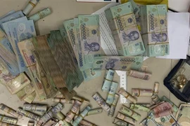 Tang vật công an thu được trong đường dây cờ bạc trên 2.000 tỷ đồng. (Ảnh: TTXVN phát)