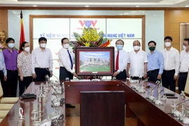 Phó Chủ tịch Thường trực Quốc hội Trần Thanh Mẫn tặng bức ảnh Nhà Quốc hội cho Đài Tiếng nói Việt Nam nhân kỷ niệm 96 năm Ngày Báo chí Cách mạng Việt Nam (21/6/1925-21/6/2021). (Ảnh: Phạm Kiên/TTXVN)