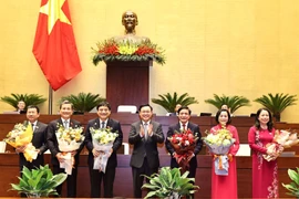 Chủ tịch Quốc hội Vương Đình Huệ tặng hoa chúc mừng Phó Chủ tịch nước Võ Thị Ánh Xuân và các ủy viên Ủy ban Thường vụ Quốc hội. (Ảnh: Trọng Đức/TTXVN)