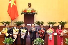 Chủ tịch Quốc hội Vương Đình Huệ tặng hoa chúc mừng Phó Chủ tịch nước Võ Thị Ánh Xuân và các ủy viên Ủy ban Thường vụ Quốc hội. (Ảnh: Trọng Đức/TTXVN)