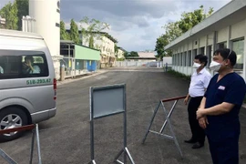 Các y, bác sỹ Trung tâm Hồi sức tích cực người bệnh COVID-19 tại Thành phố Hồ Chí Minh chia tay các bệnh nhân. (Ảnh: TTXVN phát)