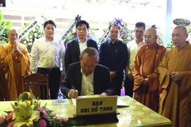 Phó Thủ tướng thường trực Trương Hòa Bình ghi sổ tang. (Ảnh: Trần Tĩnh/TTXVN)