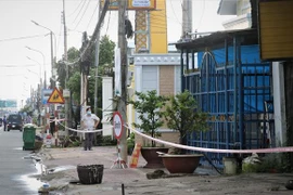 Phường 6, thành phố Cà Mau tiến hành phong tỏa khóm 4 và 5 để phòng chống dịch COVID-19. (Ảnh: Huỳnh Anh/TTXVN)