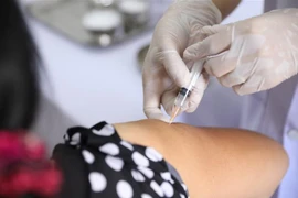 Nhân viên y tế tiêm thử nghiệm vaccine Nano Covax cho tình nguyện viên tại huyện Văn Lâm, Hưng Yên. (Ảnh: Minh Quyết/TTXVN)