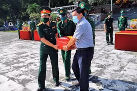 Truy điệu, an táng 15 hài cốt liệt sỹ tại Nghĩa trang liệt sỹ quốc tế Đồng Tâm (huyện Bá Thước, tỉnh Thanh Hóa). (Ảnh: Khiếu Tư/TTXVN)