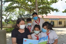 Cô giáo Huỳnh Thị Thùy Dung với hy vọng chắp cánh ước mơ cho các em học sinh. (Ảnh: Nguyễn Dung/TTXVN)
