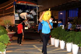 Tiếp nhận rau, củ quả hỗ trợ người dân vùng dịch của huyện Bảo Lâm, tỉnh Lâm Đồng. (Ảnh: Thanh Bình/TTXVN)
