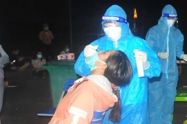 Lấy mẫu xét nghiệm SARS-CoV-2. (Ảnh: TTXVN)