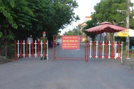 Chốt kiểm soát dịch ngay đặt tại đường vào ổ dịch Cảng cá Nhật Lệ, Đồng Hới, Quảng Bình. (Ảnh: Võ Dung/TTXVN)