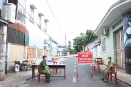 Một khu dân cư tại thành phố Buôn Ma Thuột bị phong tỏa do có yếu tố dịch tễ liên quan đến ca mắc COVID-19. (Ảnh: Tuấn Anh/TTXVN)