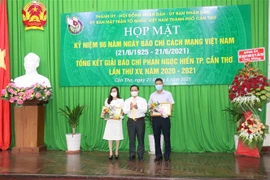 Các tác giả nhận giải nhất Giải báo chí Phan Ngọc HIển thành phố Cần Thơ lần thứ XV. (Ảnh: Ngọc Thiện/TTXVN)
