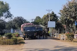 Binh sỹ gác tại Nay Pyi Taw, Myanmar ngày 1/2/2021. (Ảnh: THX/TTXVN)