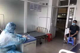 Cơ quan chức năng làm việc với Đào Duy Tùng. (Ảnh: TTXVN phát)