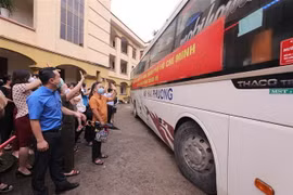 Tiễn đoàn y, bác sỹ lên đường hỗ trợ Thành phố Hồ Chí Minh chống dịch. (Ảnh: Đức Tưởng/TTXVN)