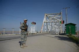 Lực lượng bảo vệ biên giới Afghanistan gác tại cây cầu biên giới Afghanistan-Uzbekistan ở Hairatan. (Ảnh: AFP/TTXVN)