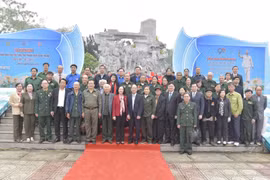Các đại biểu chụp ảnh cùng các cựu chiến binh. (Ảnh: Vũ Hoàng Giang/TTXVN)