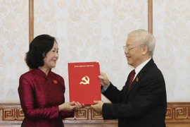 Tổng Bí thư Nguyễn Phú Trọng trao Quyết định của Bộ Chính trị phân công đồng chí Trương Thị Mai, Ủy viên Bộ Chính trị, Trưởng Ban Dân vận Trung ương nhận nhiệm vụ Trưởng ban Tổ chức Trung ương . (Ảnh: Phương Hoa/TTXVN)