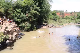 Mùa Hè, trẻ em thường ra sông suối tắm, không có sự quản lý của gia đình dẫn đến nguy cơ đuối nước. (Ảnh minh họa: Hồng Điệp/TTXVN)