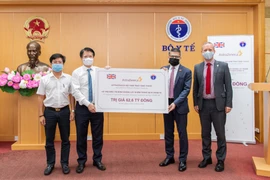Thứ trưởng Trương Quốc Cường tiếp nhận thuốc hỗ trợ điều trị bệnh không lây nhiễm từ Công ty TNHH AstraZeneca Việt Nam. (Nguồn: Bộ Y tế)