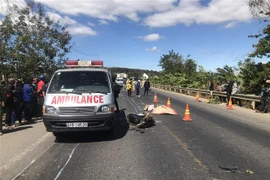 Lực lượng y tế có mặt tại hiện trường vụ tai nạn. (Ảnh: Khoa Chương/TTXVN)