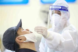 Nhân viên Trung tâm y tế quận Đống Đa lấy mẫu xét nghiệm COVID-19 cho các cư dân từng đến Đà Nẵng từ 1-14/5 (ảnh chụp chiều 15/5). (Ảnh: Tuấn Đức/TTXVN)