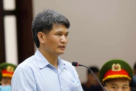 Bị cáo Nguyễn Quốc Tiến nói lời sau cùng trước khi tòa tuyên án. (Ảnh: TTXVN)