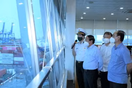 Phó Thủ tướng Chính phủ Lê Văn Thành kiểm tra thực tế Trung tâm điều hành sản xuất cảng Tân cảng Cát Lái. (Ảnh: TTXVN phát)