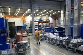 Phun khử khuẩn trong nhà máy ở Bắc Ninh. (Nguồn: Vietnam+)
